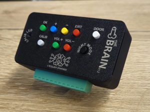 Boîtier noir imprimé en 3D pour carte The Brain v1.2, façade gravée avec boutons OK, calibrage, volume et night mode, bornier vert apparent